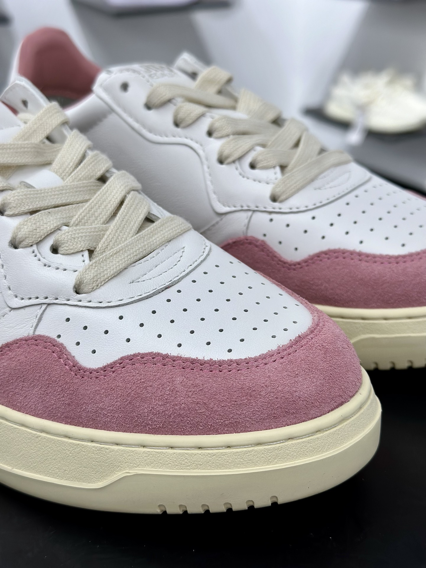 Autry Medalist Leather Low 获奖者系列低帮复古百搭休闲运动板鞋“皮革米粉”