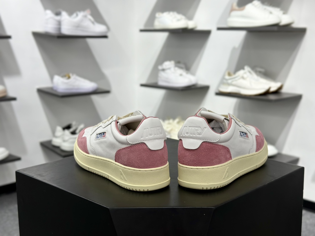 Autry Medalist Leather Low 获奖者系列低帮复古百搭休闲运动板鞋“皮革米粉”