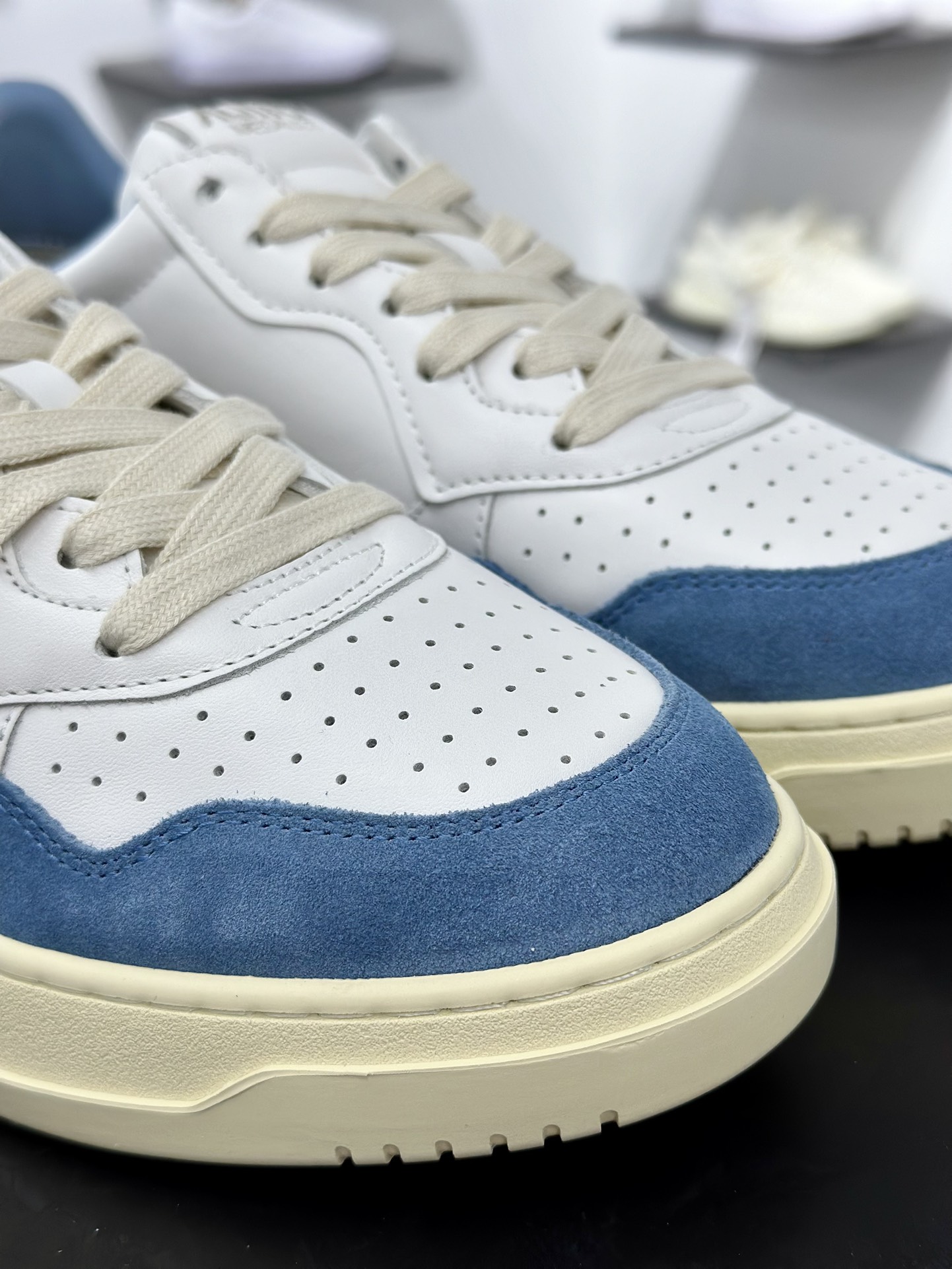Autry Medalist Suede And Leather Low 获奖者系列低帮复古百搭休闲运动板鞋“皮革白绿尾” AULW-LL20