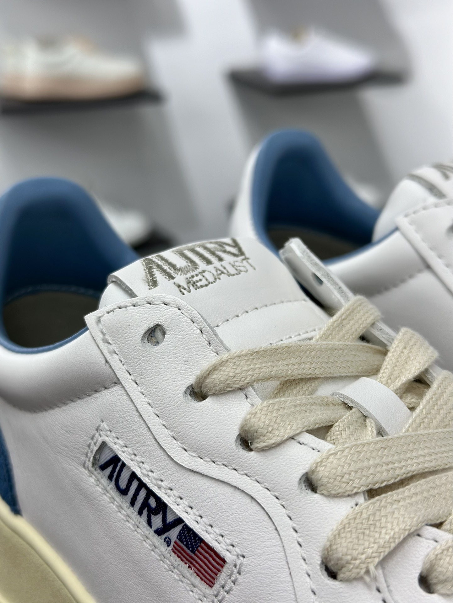 Autry Medalist Suede And Leather Low 获奖者系列低帮复古百搭休闲运动板鞋“皮革白绿尾” AULW-LL20