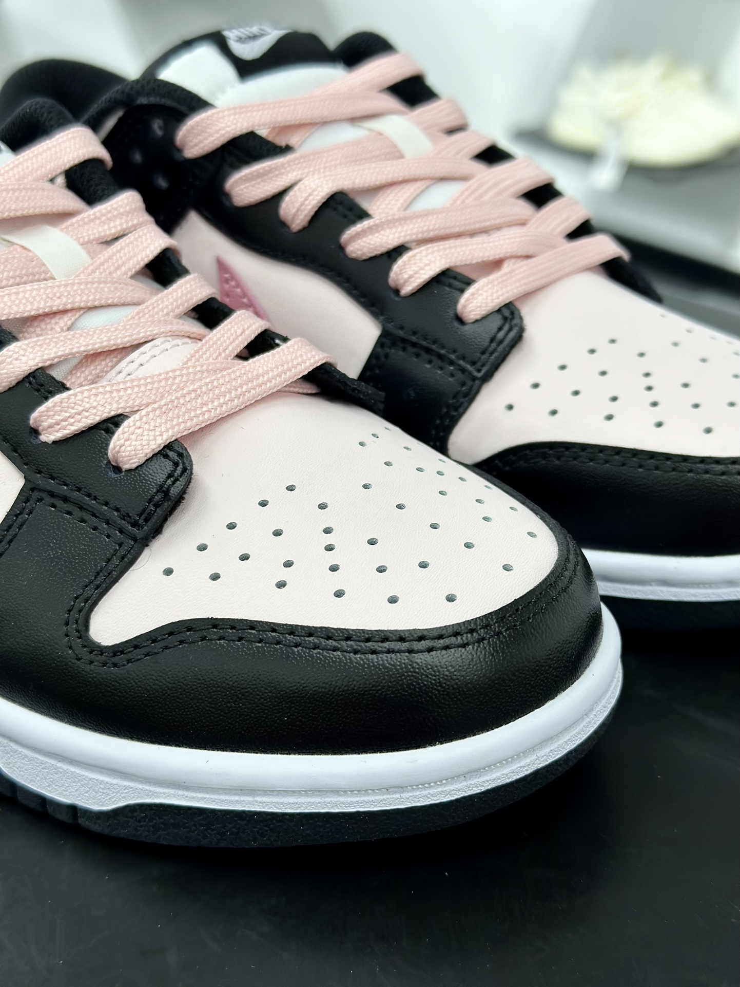 Nike SB Dunk Low 黑粉字母  CW1590-100