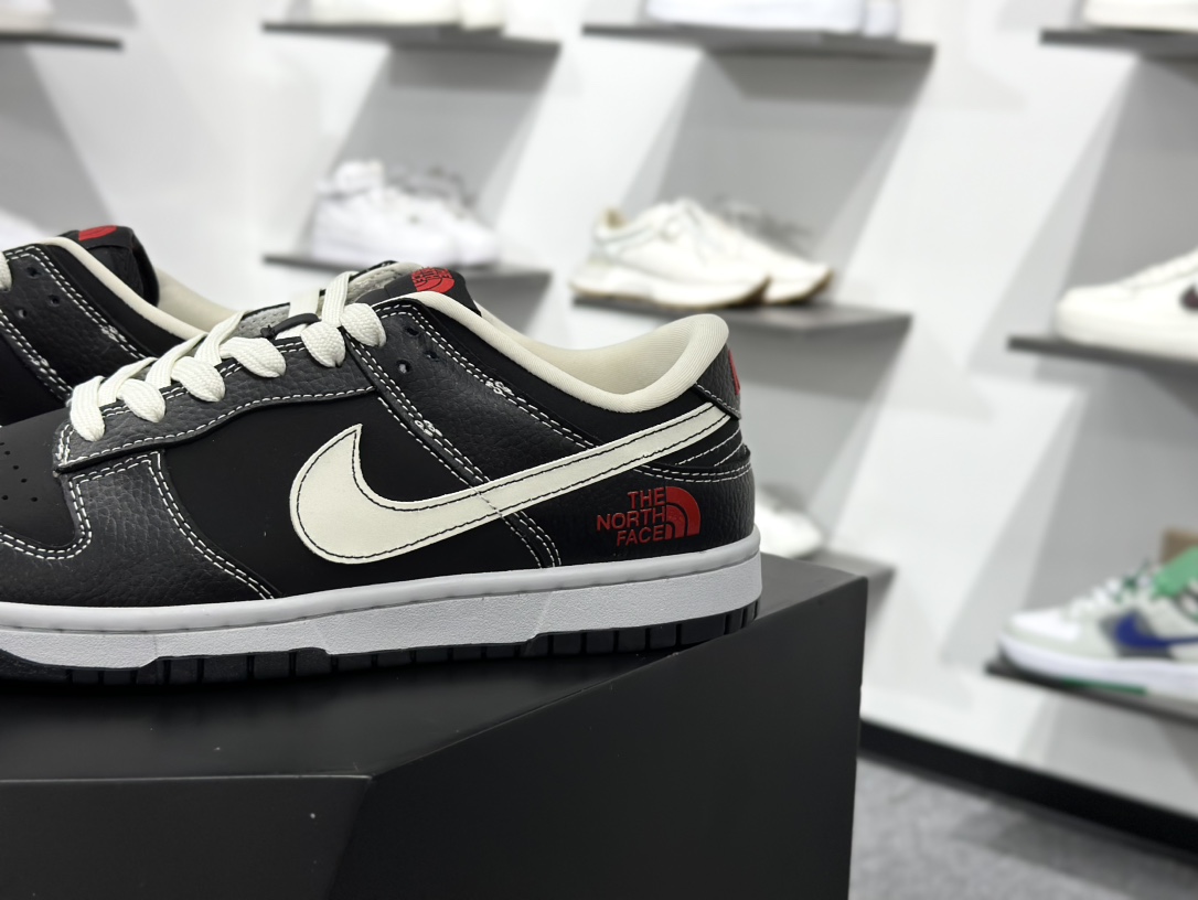 280 Nike SB Dunk Low x The North Face 黑白红小钩 SC9207-403