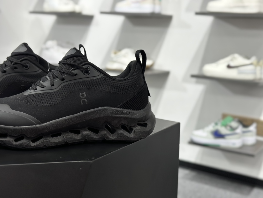 200 On昂跑 Cloudtilt Loewe 户外街头机能风跑步鞋  3WE1087