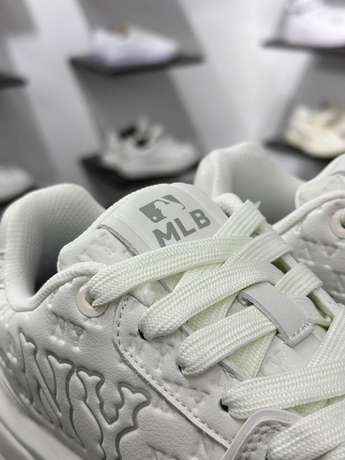 180 New York Yankees x MLB Chunky Liner Low 学长鞋系列低帮运动板鞋“象牙白黑NY压标” 3ASXE015N-50IVS