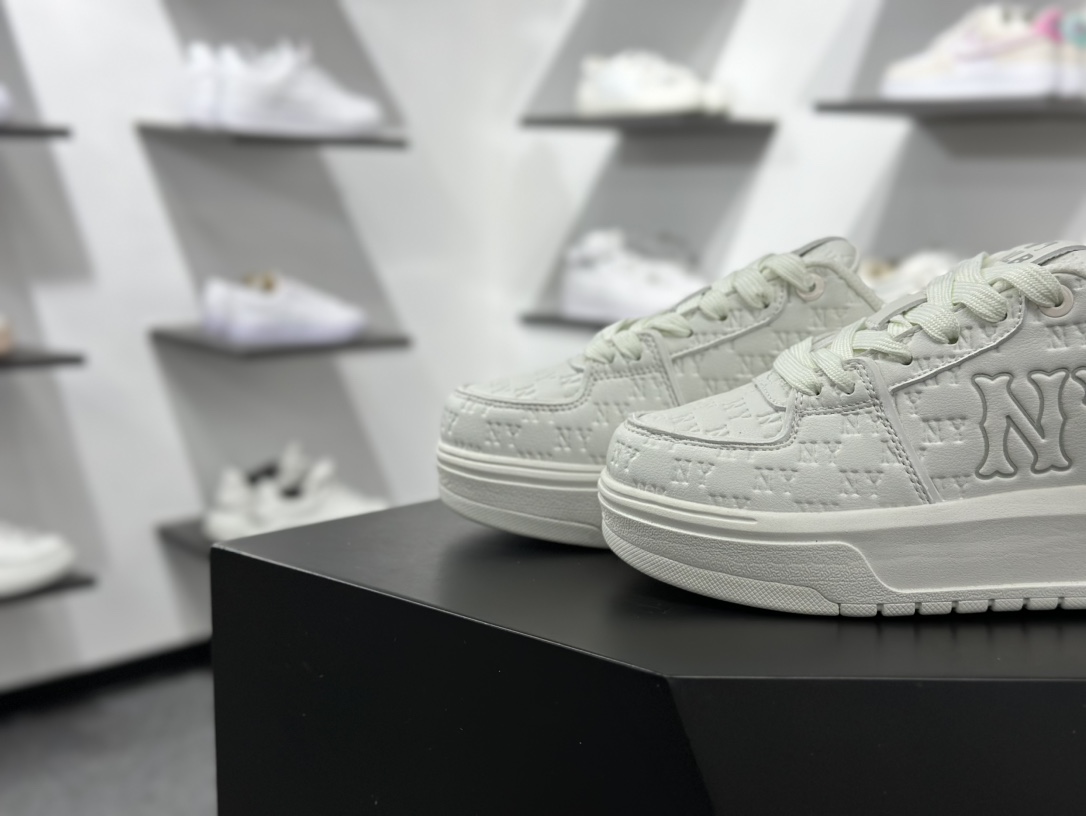 180 New York Yankees x MLB Chunky Liner Low 学长鞋系列低帮运动板鞋“象牙白黑NY压标” 3ASXE015N-50IVS
