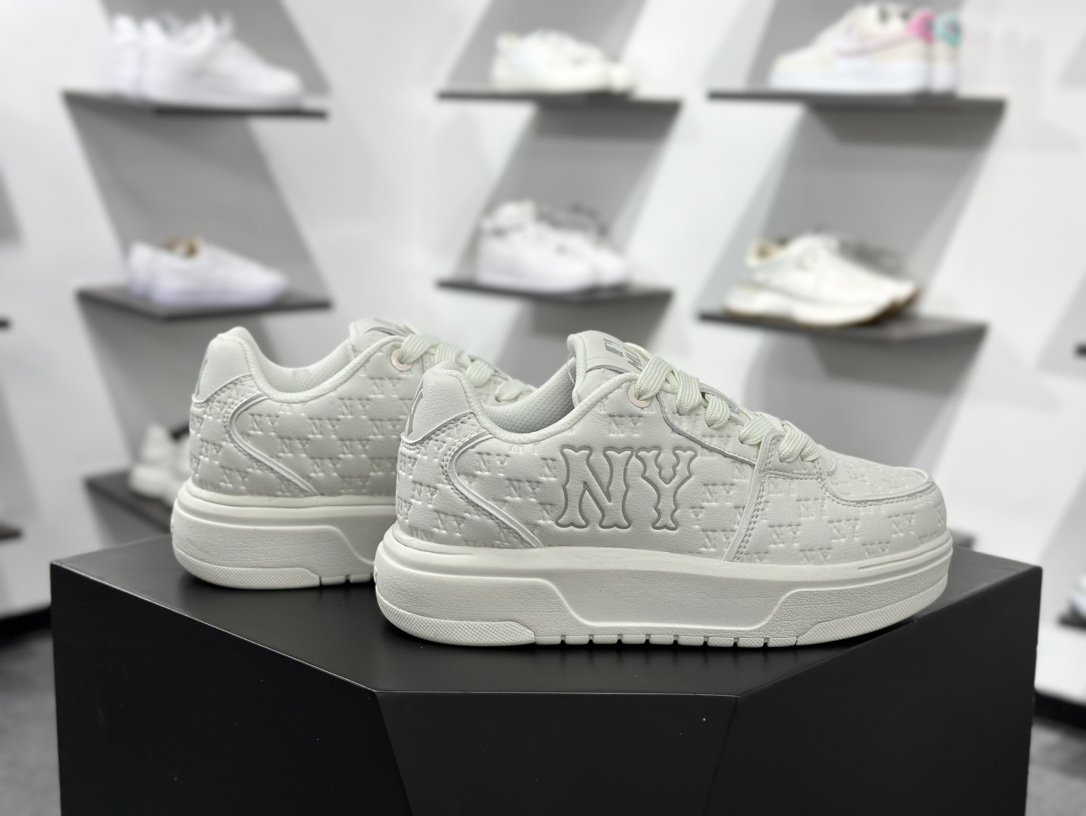 180 New York Yankees x MLB Chunky Liner Low 学长鞋系列低帮运动板鞋“象牙白黑NY压标” 3ASXE015N-50IVS