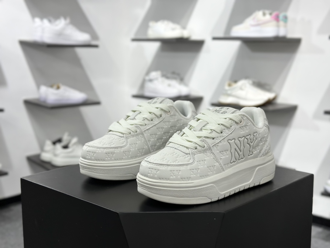 180 New York Yankees x MLB Chunky Liner Low 学长鞋系列低帮运动板鞋“象牙白黑NY压标” 3ASXE015N-50IVS