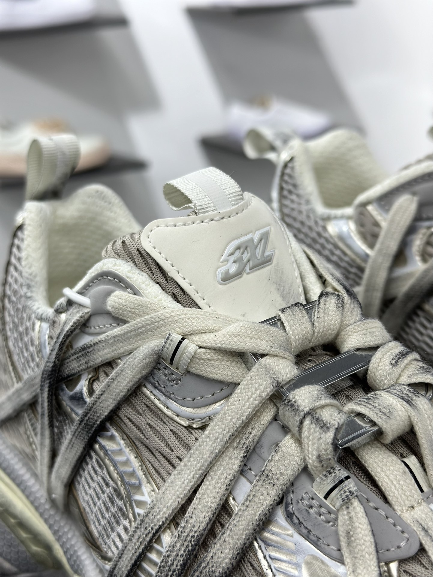 480 巴黎世家BALENCIAGA 3XL Sneakers 3+系列低帮复古阔型底姥爹慢跑鞋“灰色木乃伊绑绳”825601 W3XCH 9191