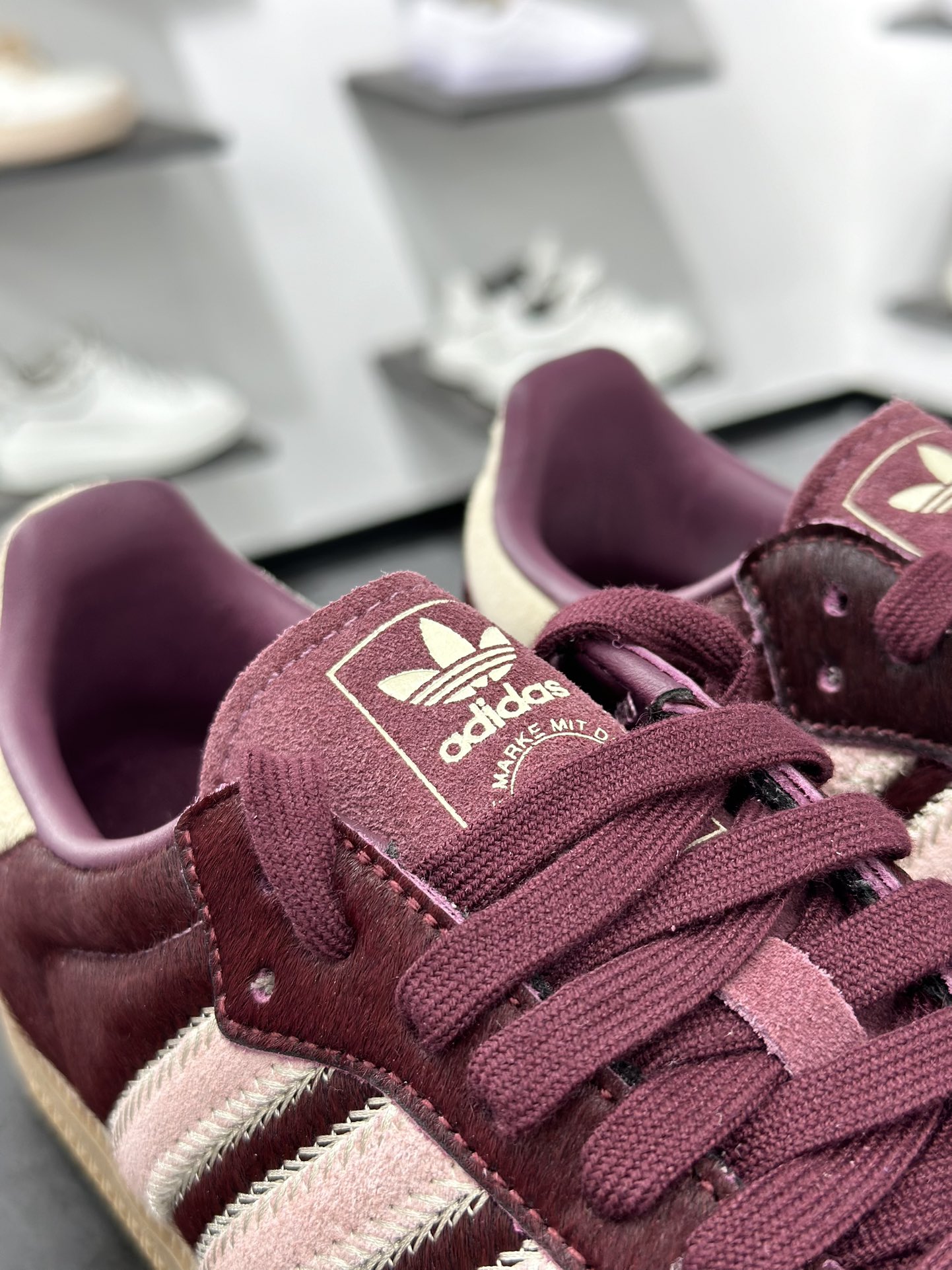 240 Adidas Originals Samba 桑巴德训鞋T字鞋   JP5330 马毛酒红色