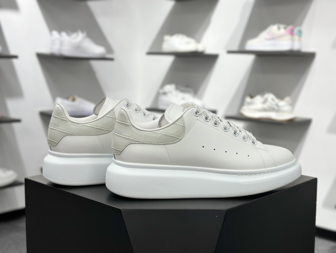 450  Alexander McQueen 亚历山大麦昆小白鞋 荔枝纹