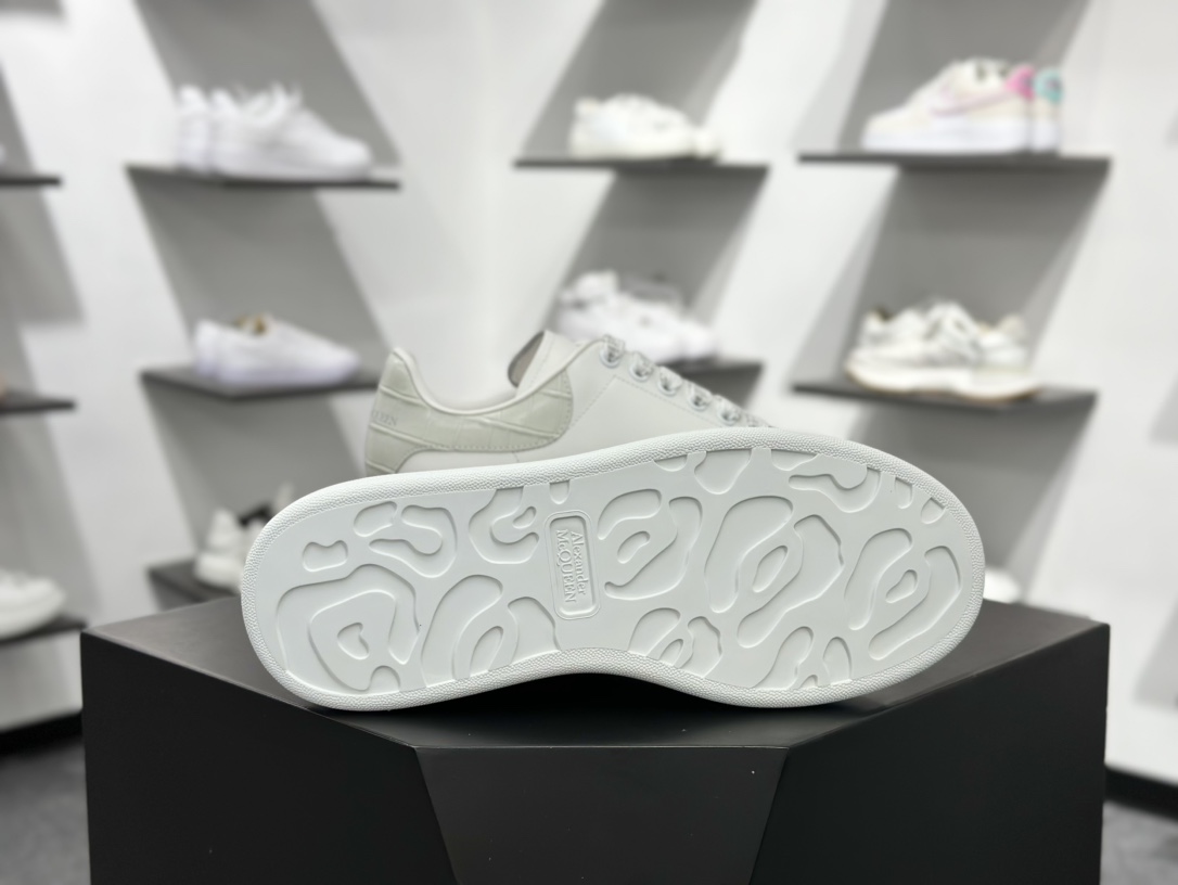 450  Alexander McQueen 亚历山大麦昆小白鞋 荔枝纹