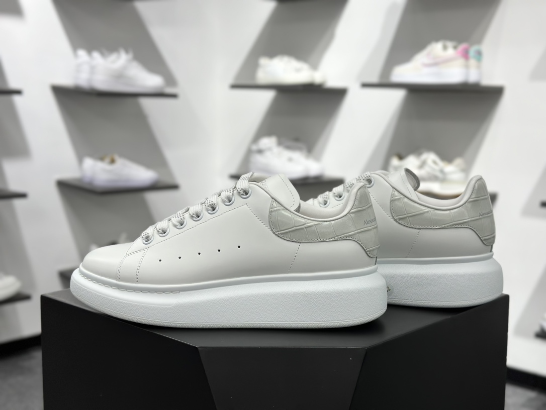 450  Alexander McQueen 亚历山大麦昆小白鞋 荔枝纹