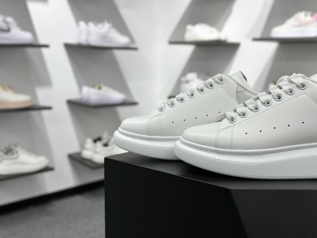 450  Alexander McQueen 亚历山大麦昆小白鞋 荔枝纹