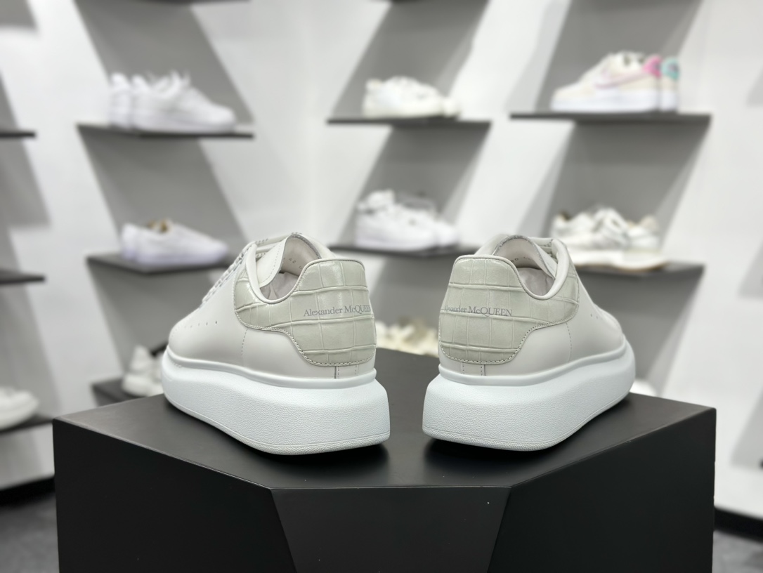 450  Alexander McQueen 亚历山大麦昆小白鞋 荔枝纹