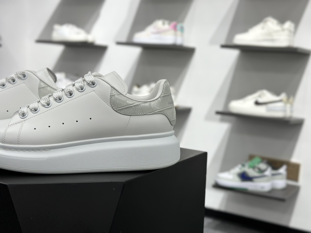 450  Alexander McQueen 亚历山大麦昆小白鞋 荔枝纹
