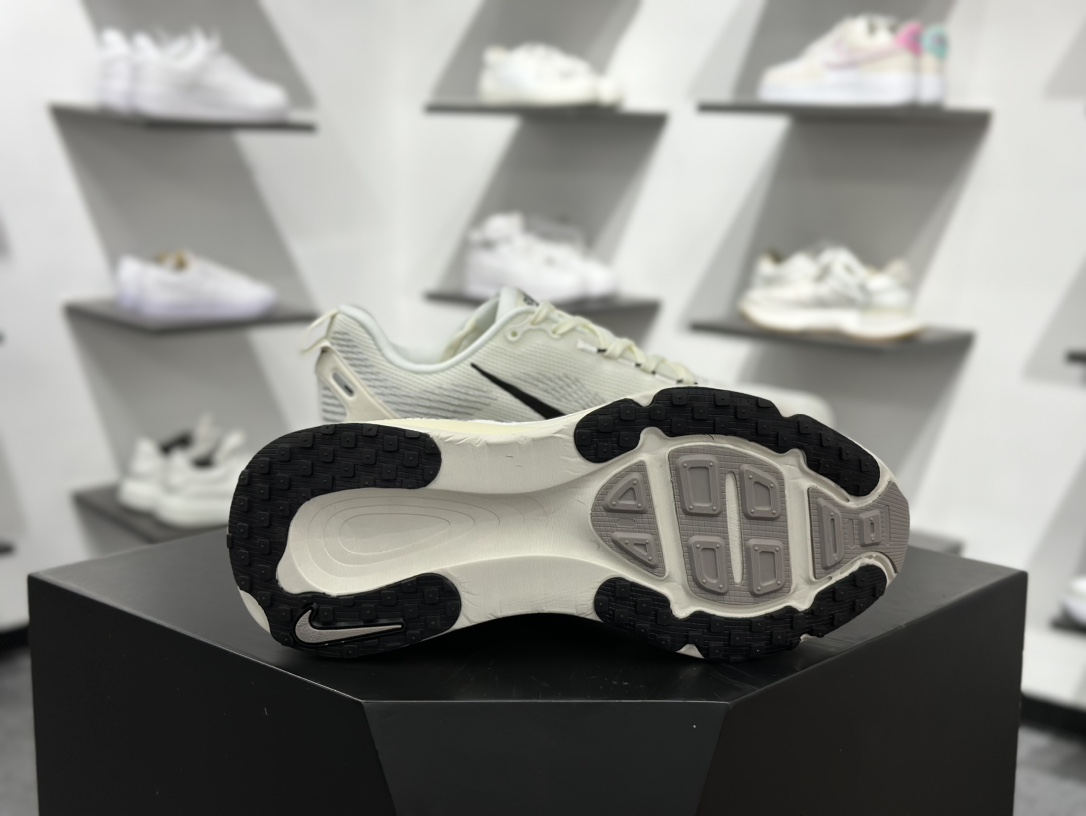 180 Nike Air Zoom Vomero 18 舒适减震防滑运动跑鞋