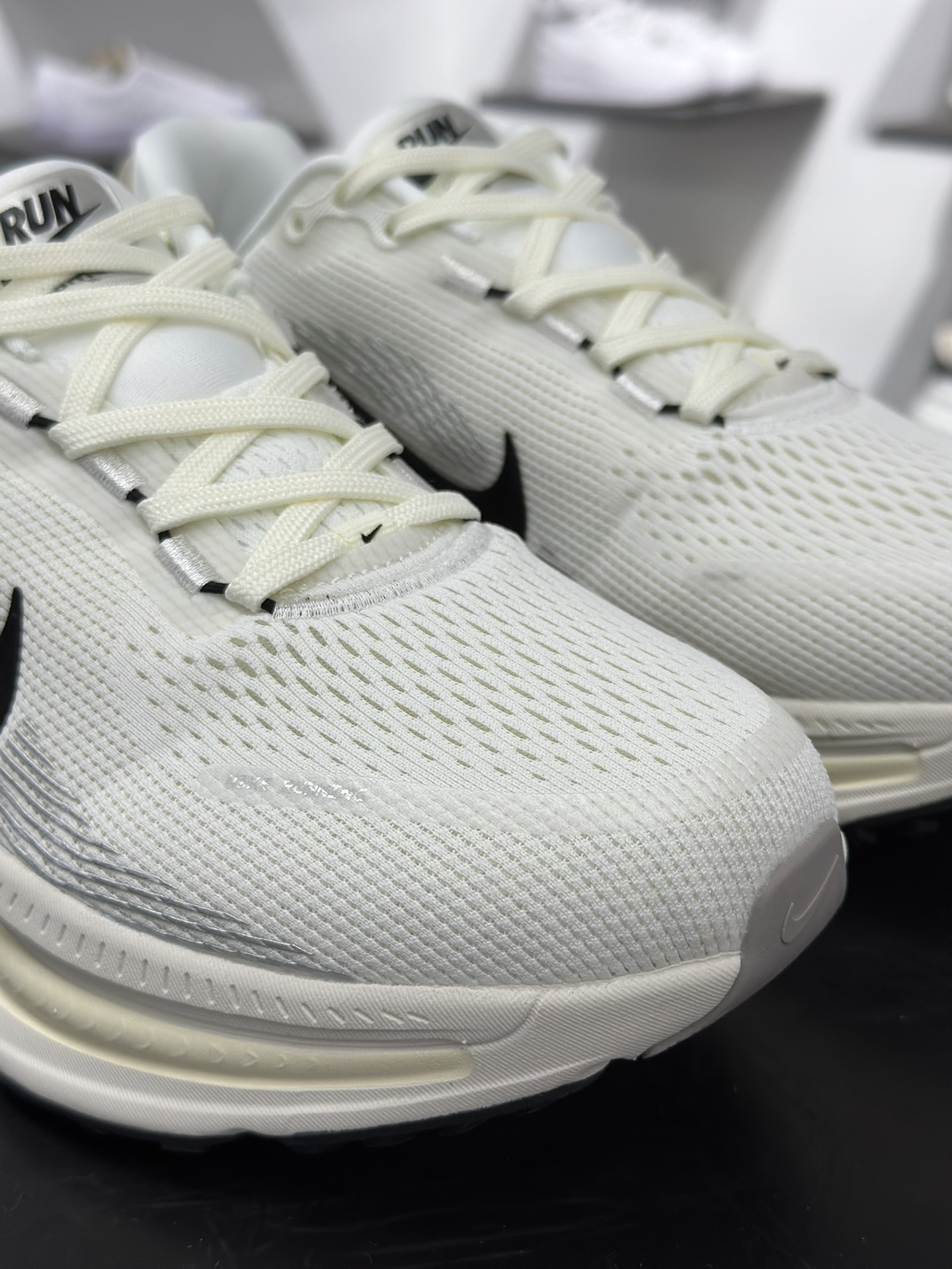 180 Nike Air Zoom Vomero 18 舒适减震防滑运动跑鞋