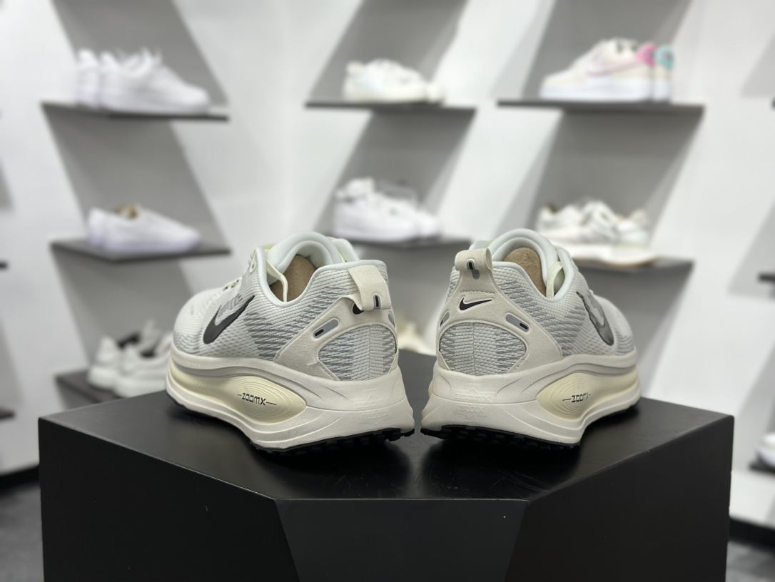 180 Nike Air Zoom Vomero 18 舒适减震防滑运动跑鞋