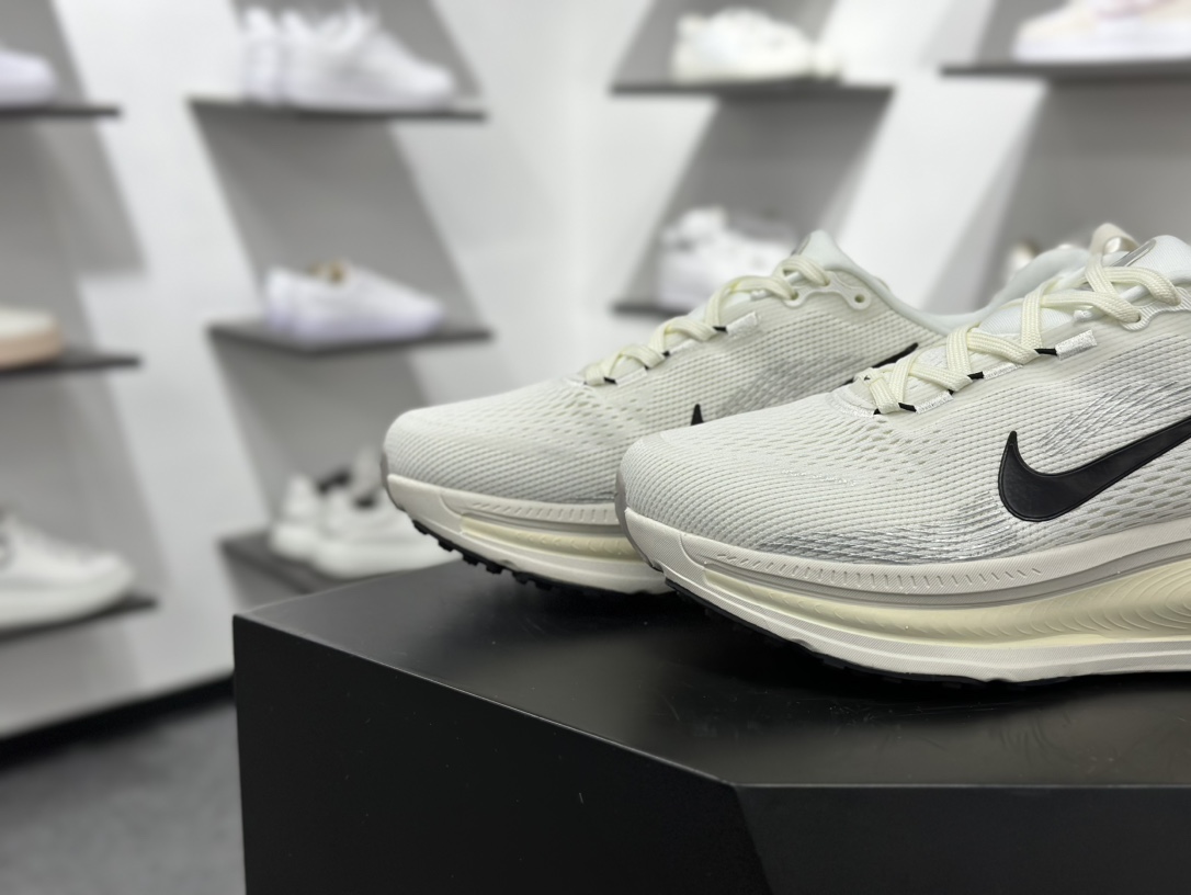 180 Nike Air Zoom Vomero 18 舒适减震防滑运动跑鞋