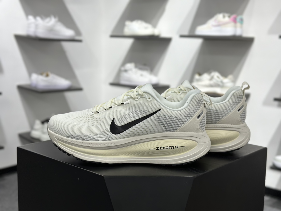 180 Nike Air Zoom Vomero 18 舒适减震防滑运动跑鞋
