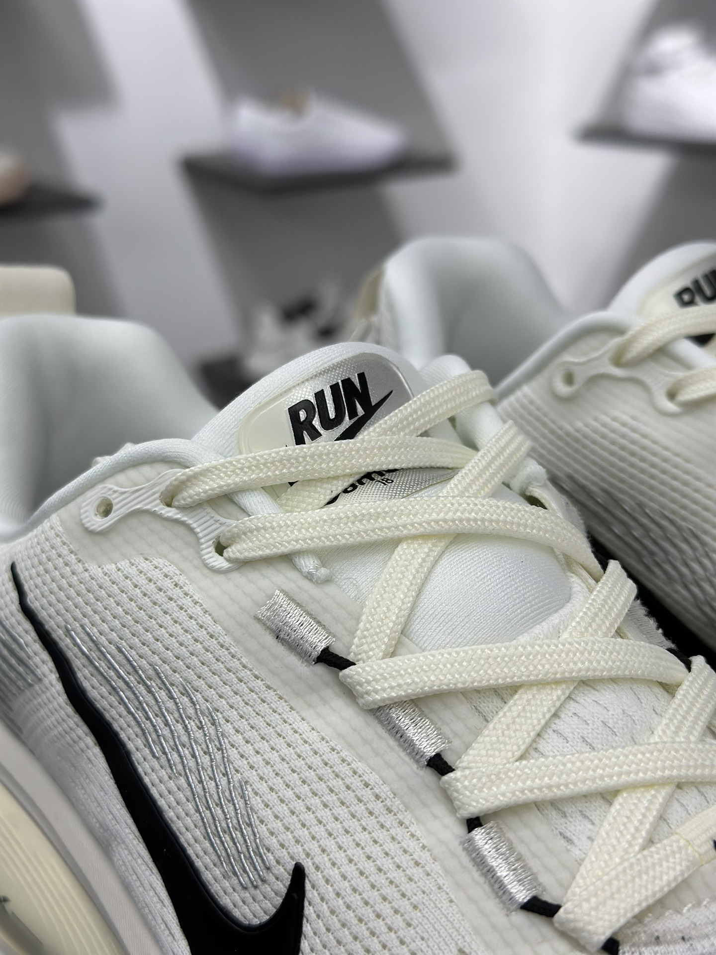 180 Nike Air Zoom Vomero 18 舒适减震防滑运动跑鞋