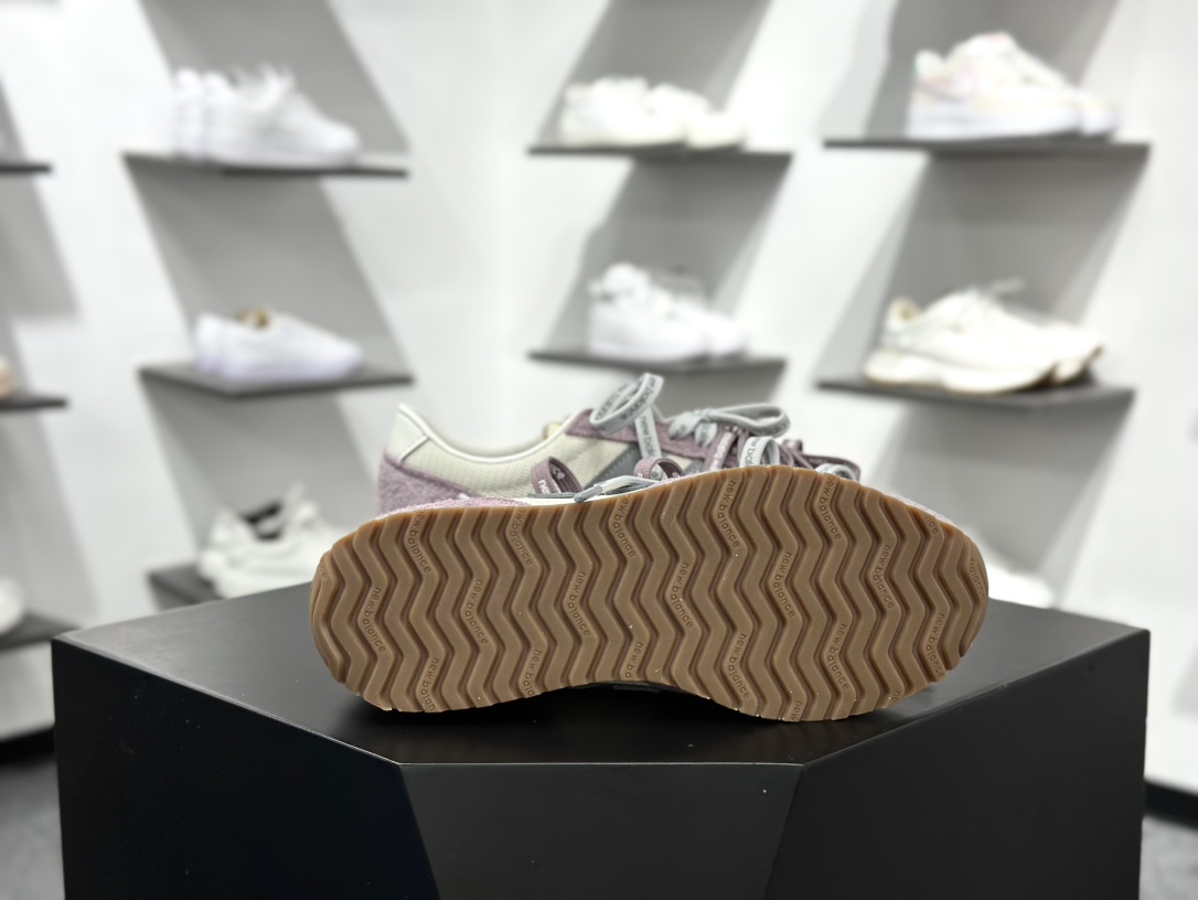 220 New Balance NB 471系列 471鞋款特别附赠两双带有品牌标识的限定配色鞋带 U471AL