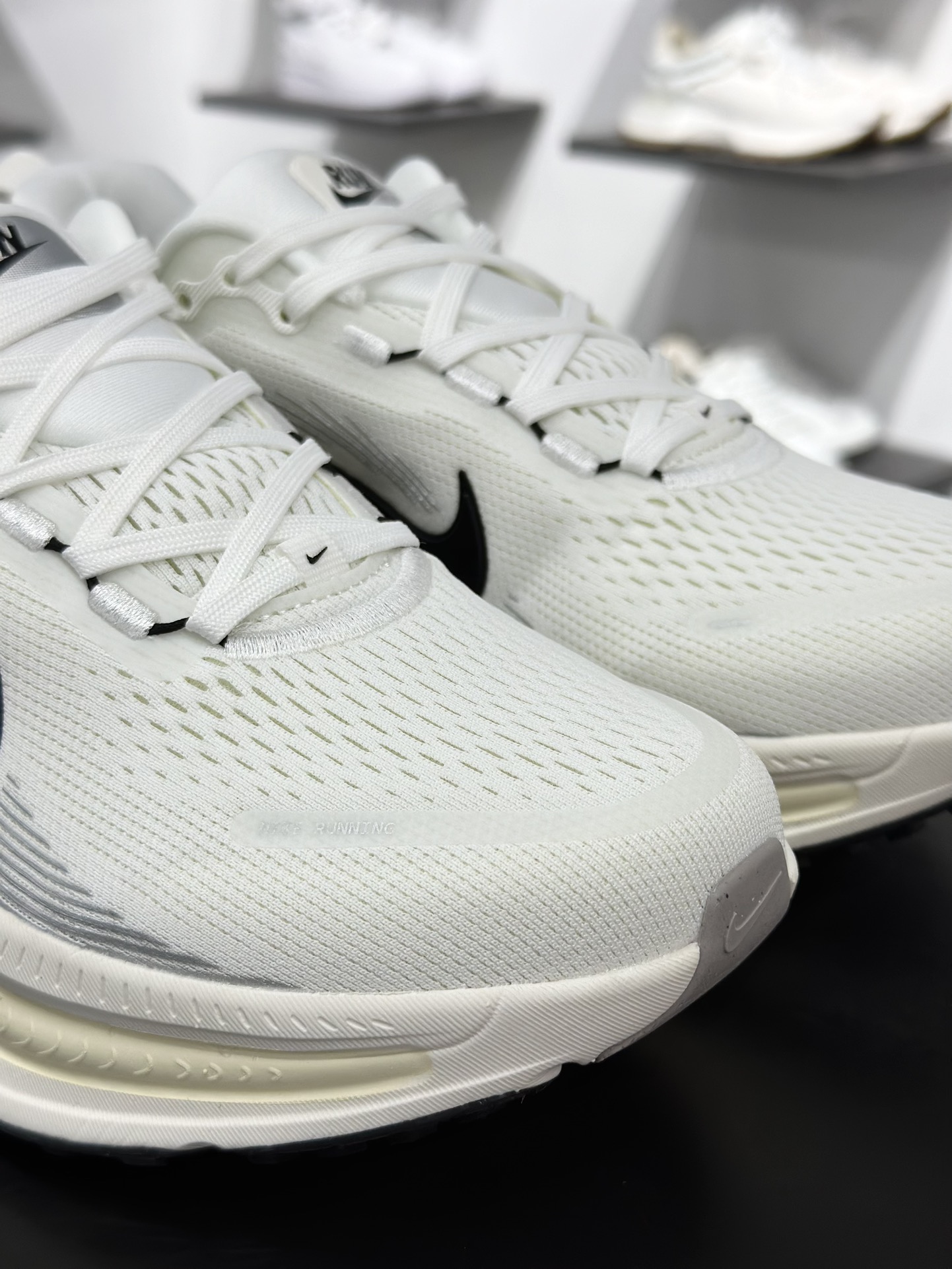 180  Nike Air Zoom Vomero 18 全新科技提前原鞋开发 运动跑鞋   HM6803-101