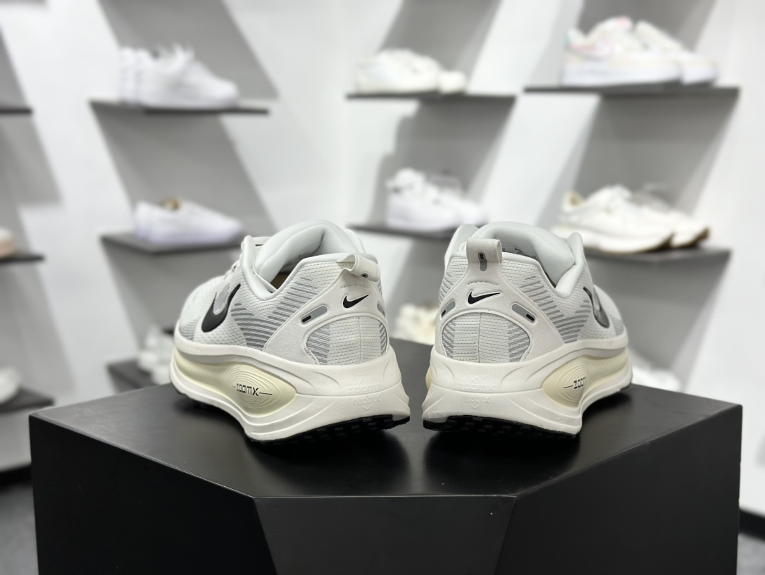 180  Nike Air Zoom Vomero 18 全新科技提前原鞋开发 运动跑鞋   HM6803-101