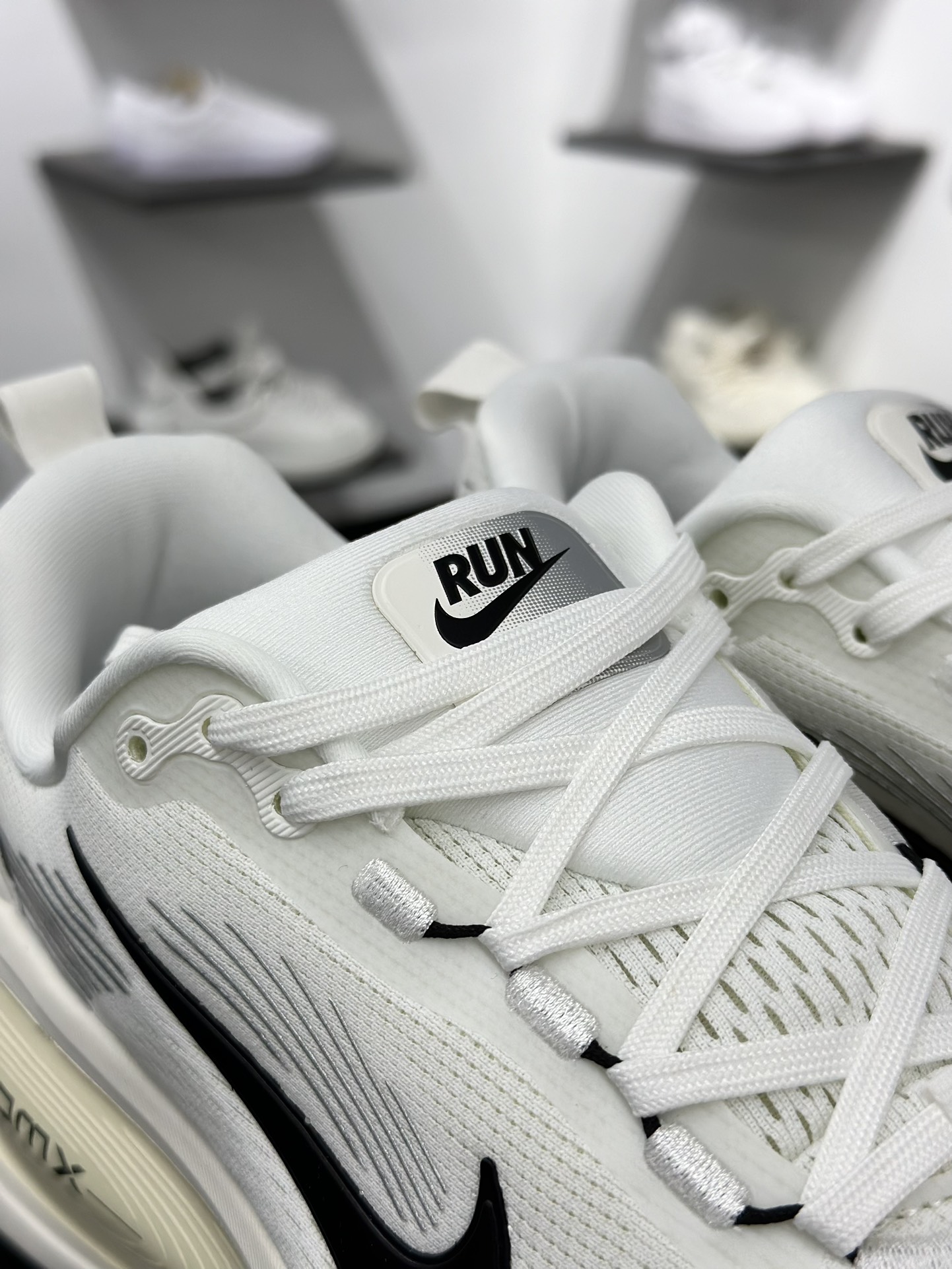 180  Nike Air Zoom Vomero 18 全新科技提前原鞋开发 运动跑鞋   HM6803-101
