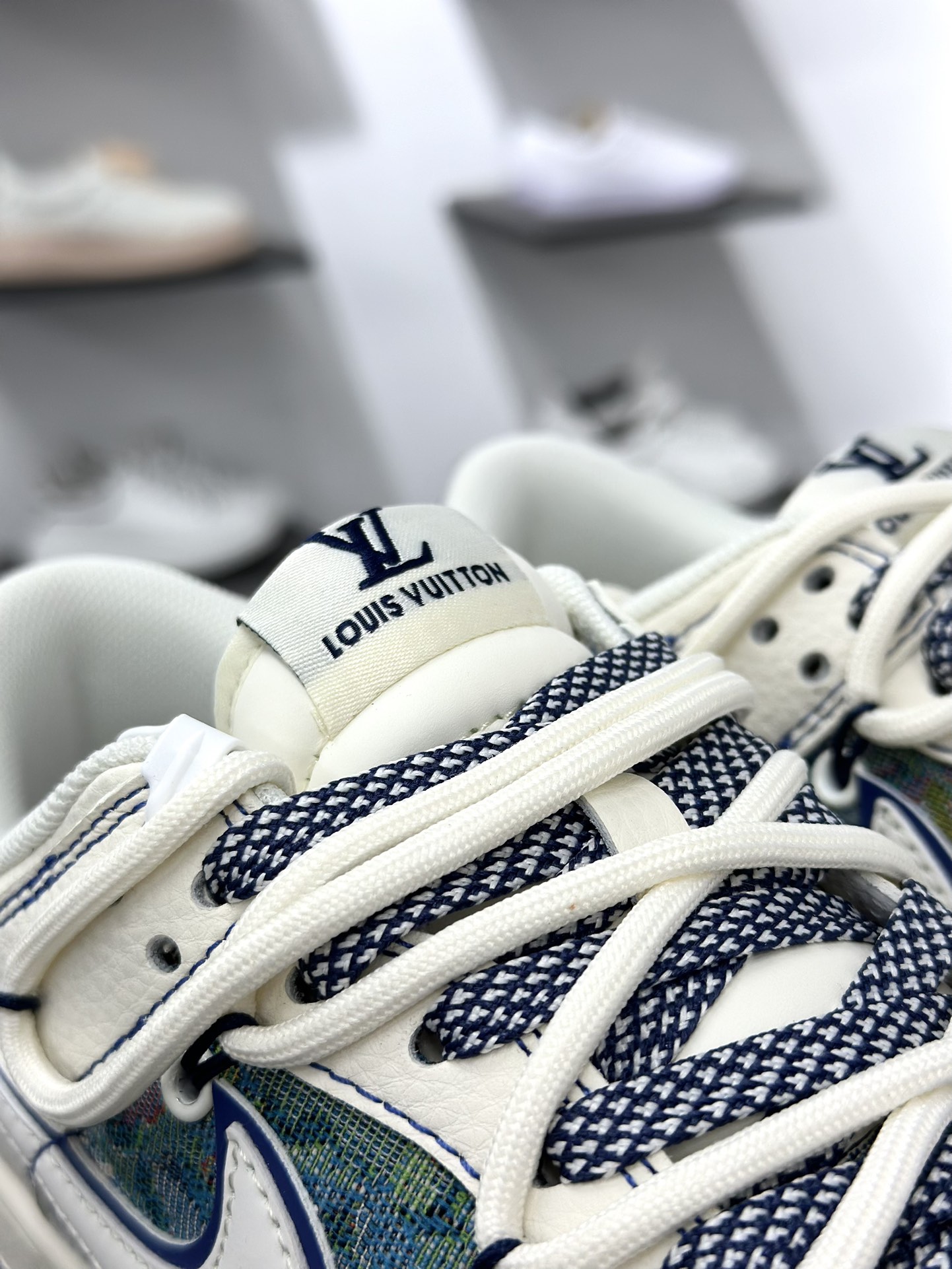 300 Nike SB Dunk Low x Louis Vuitton 白蓝小钩满天星  DN6868-077