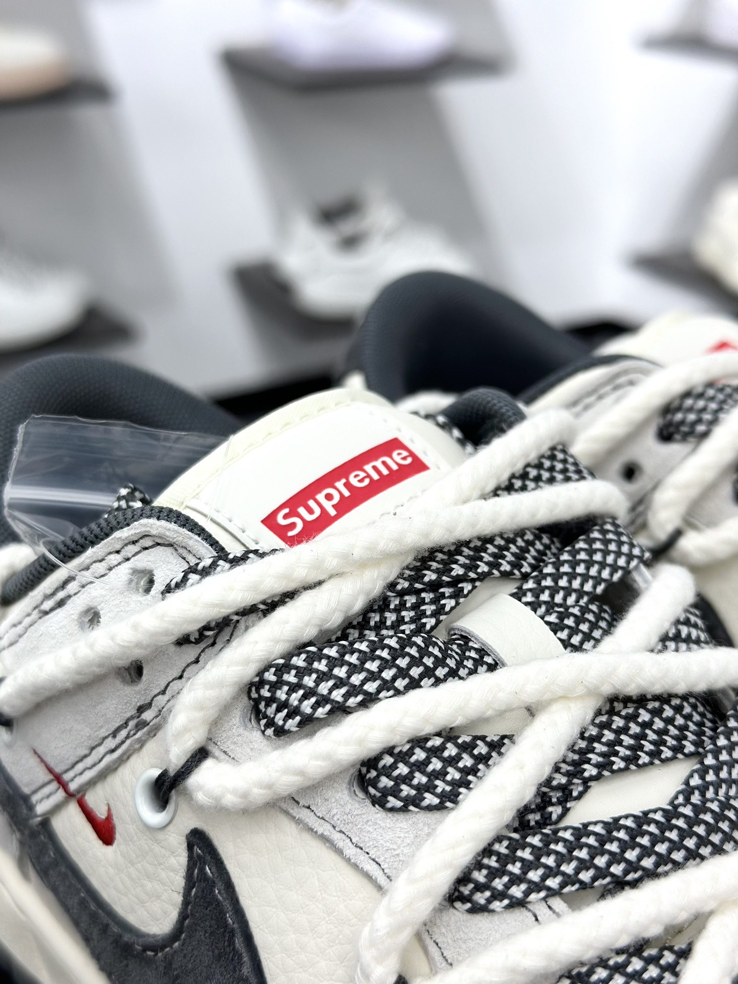 300 Nike SB Dunk Low x Supreme 白灰红三小钩绑带满天星   YX5066-217
