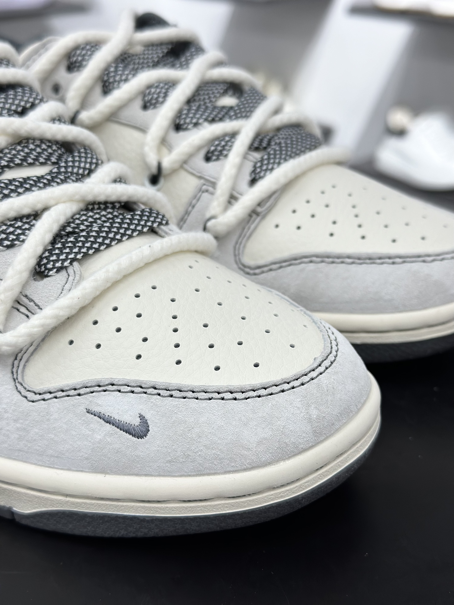 300 Nike SB Dunk Low x Supreme 白灰红三小钩绑带满天星   YX5066-217