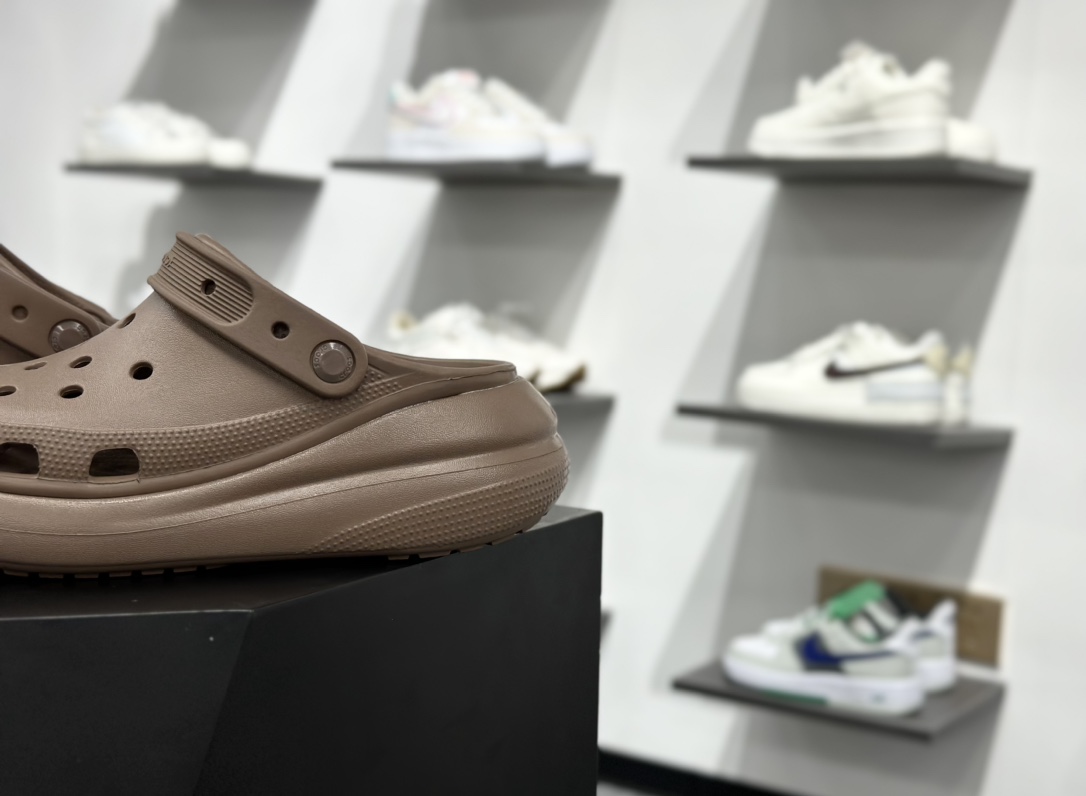 100 卡骆驰/Crocs Stomp Clog Sandals 顿足系列泡芙松糕厚底沙滩涉水百搭拖鞋式凉鞋