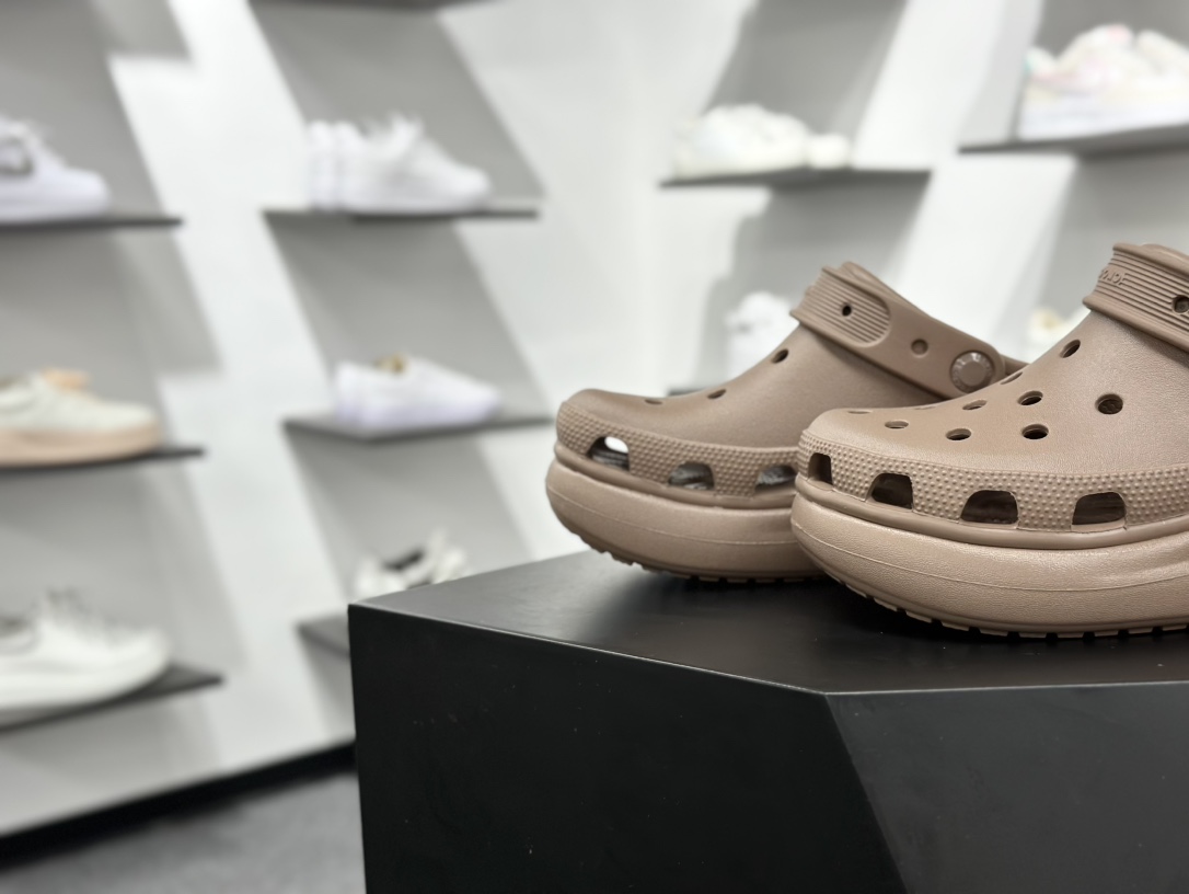 100 卡骆驰/Crocs Stomp Clog Sandals 顿足系列泡芙松糕厚底沙滩涉水百搭拖鞋式凉鞋