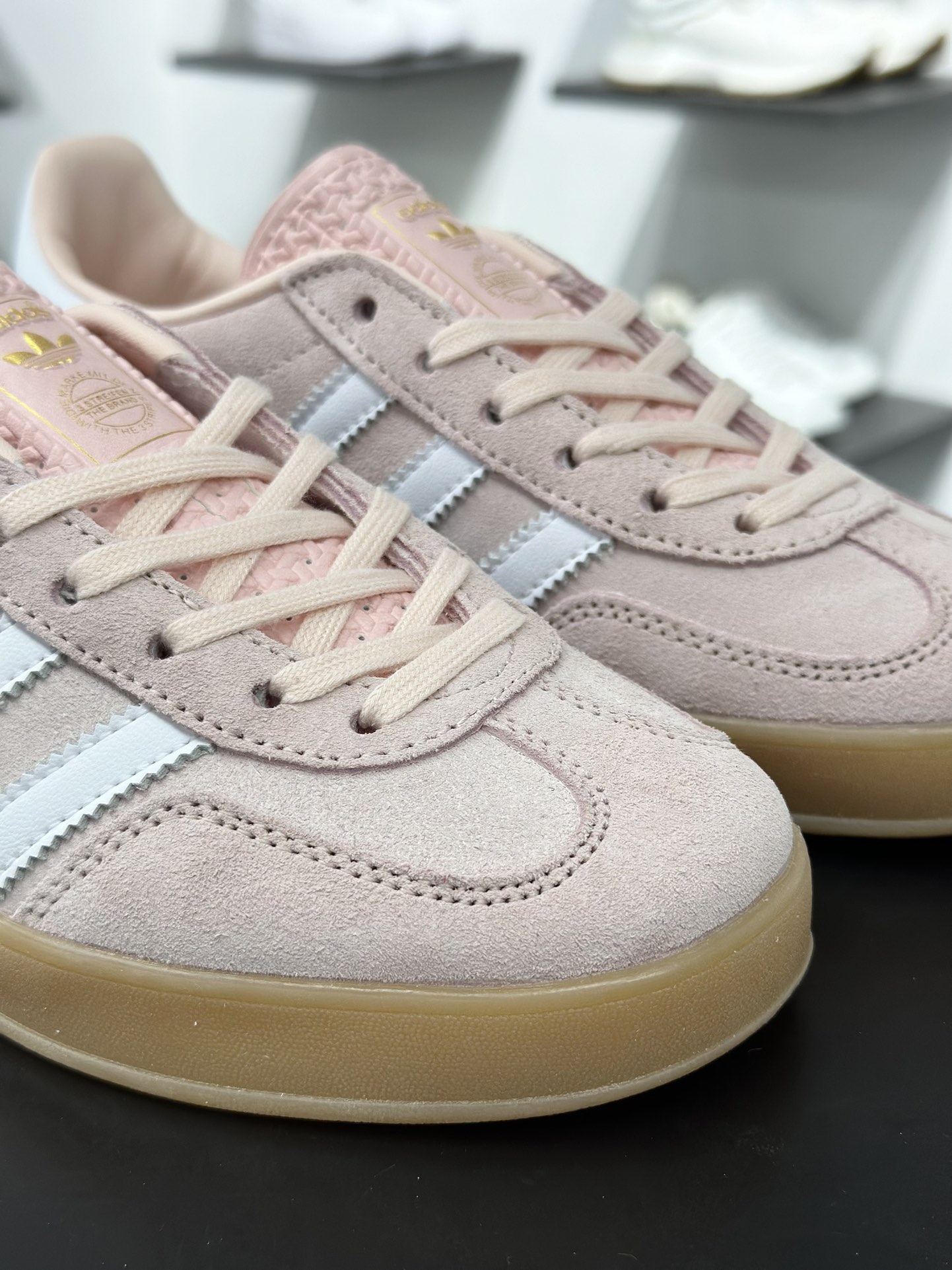 160 阿迪达斯Adidas Gazelle Indoor Trainers 羚羊内训系列低帮板鞋“翻毛粉色空间生胶底” IH5484