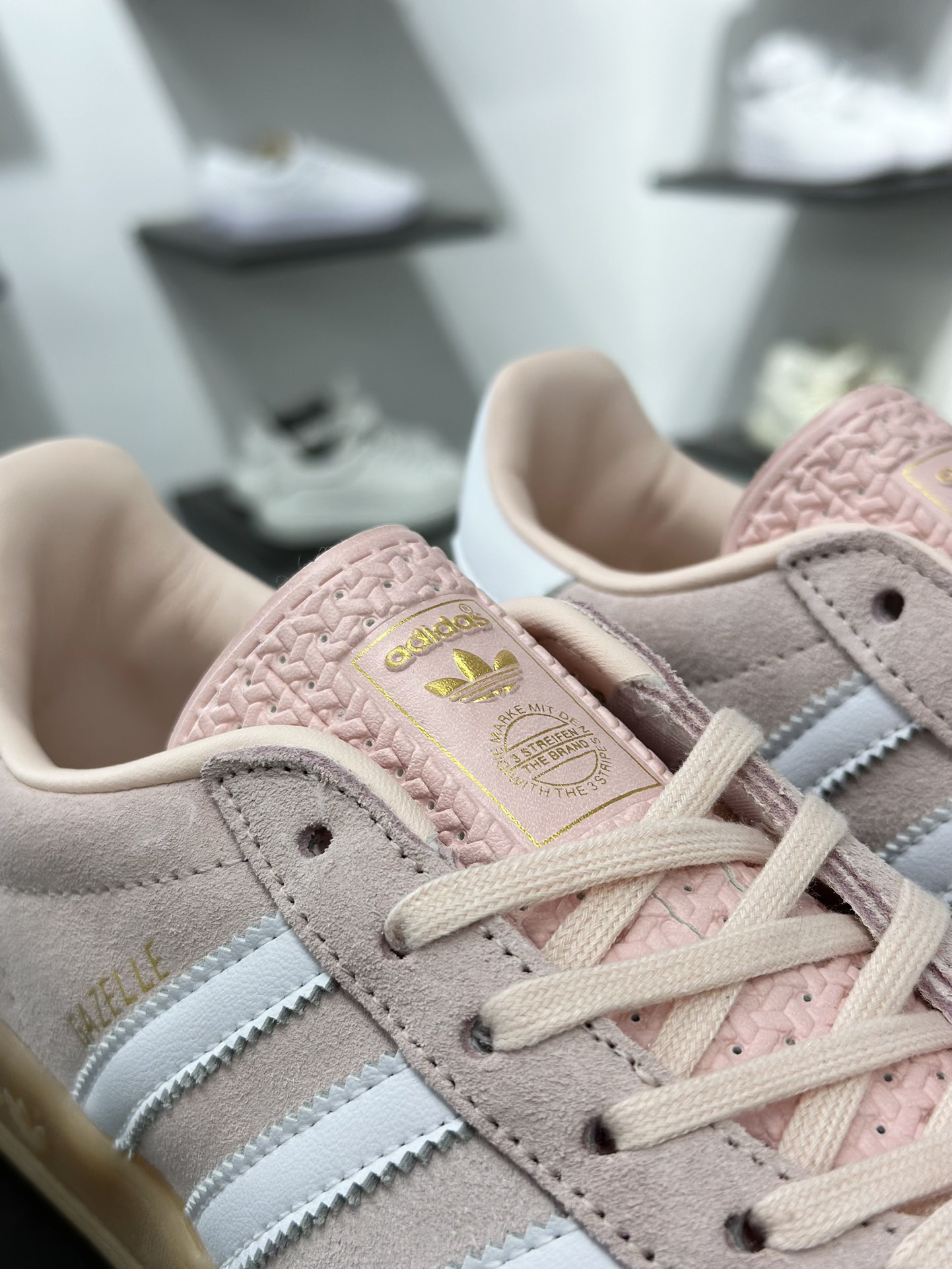 160 阿迪达斯Adidas Gazelle Indoor Trainers 羚羊内训系列低帮板鞋“翻毛粉色空间生胶底” IH5484