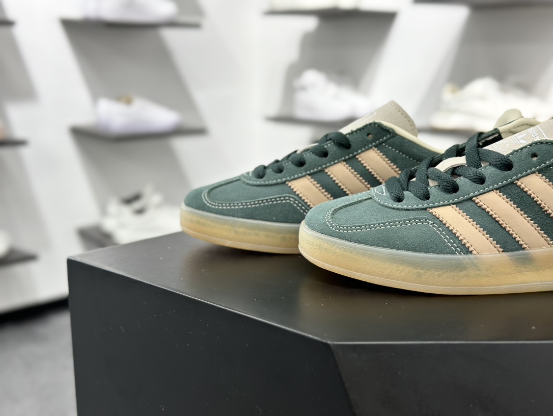160 AD Gazelle Indoor Trainers 羚羊内训系列低帮复古百搭休闲运动德训风板鞋 Jh5402
