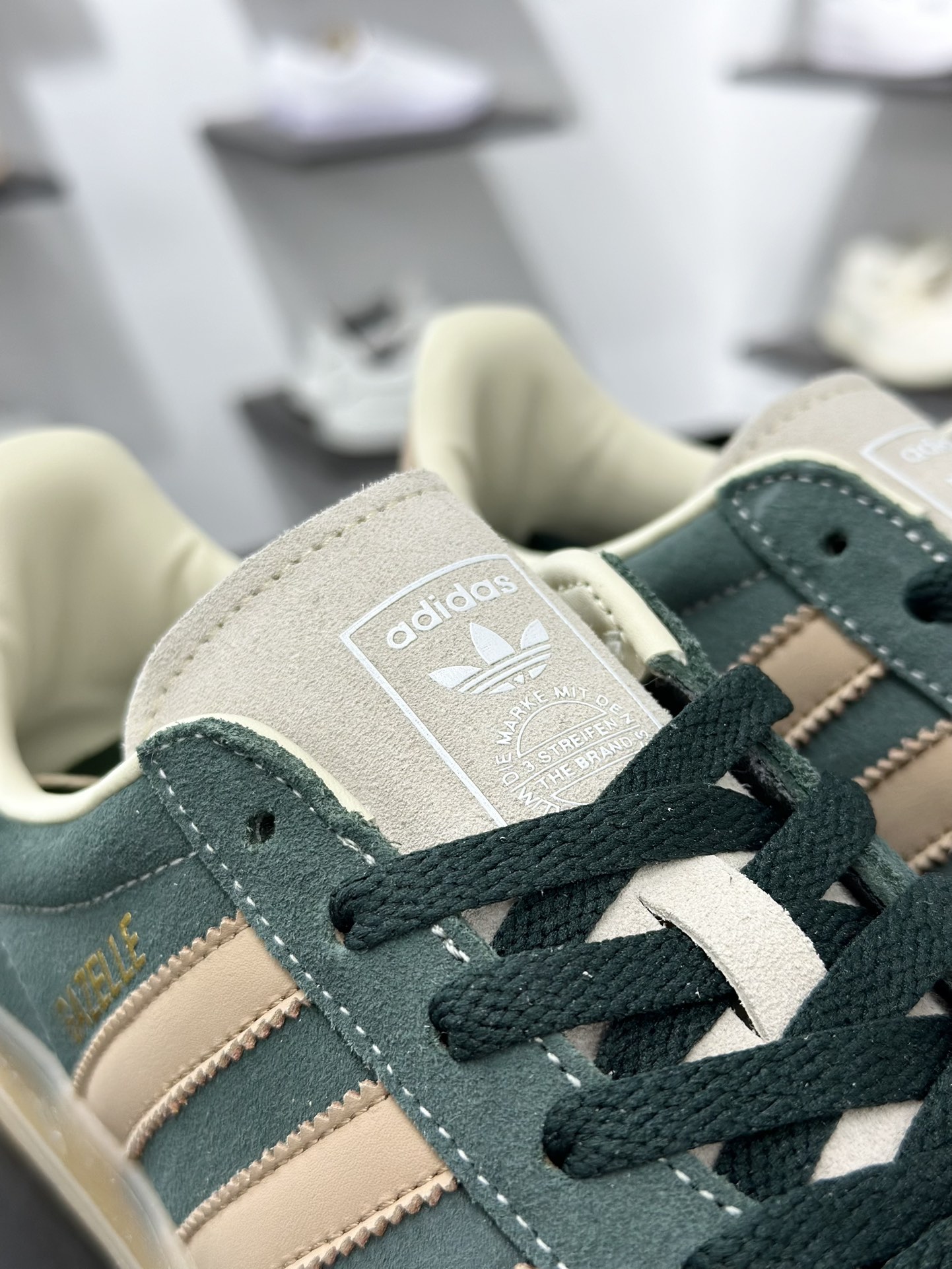 160 AD Gazelle Indoor Trainers 羚羊内训系列低帮复古百搭休闲运动德训风板鞋 Jh5402