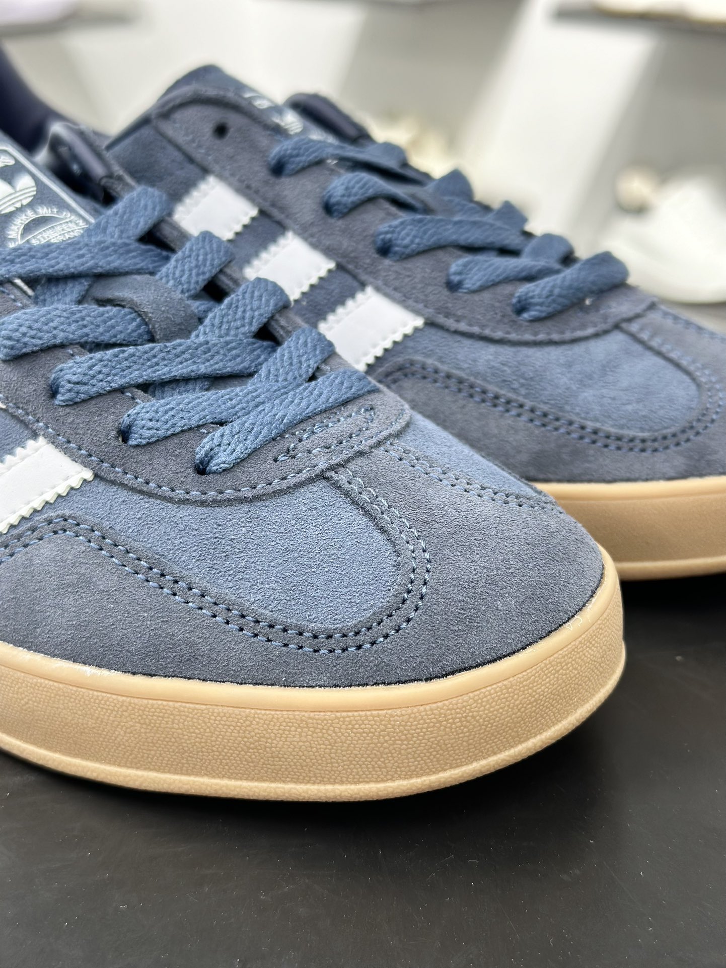 160 AD Gazelle Indoor Trainers 羚羊内训系列低帮复古百搭休闲运动德训风板鞋 JI3522