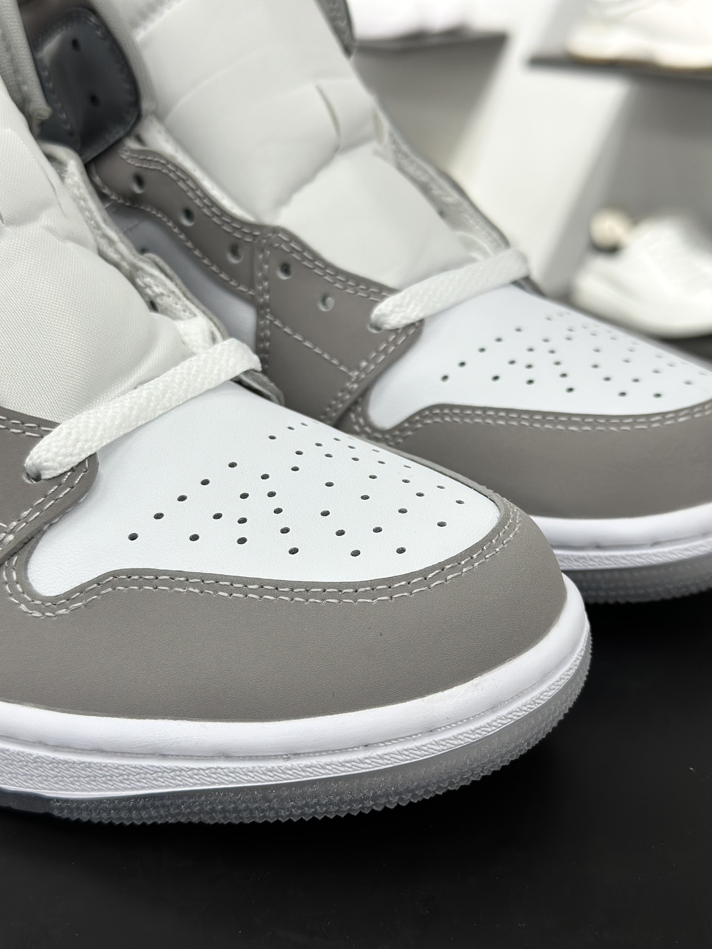 260  原装裸鞋级 市面最高工艺产物  Air Jordan 1 Mid白灰 纯原系列  HF3216-100