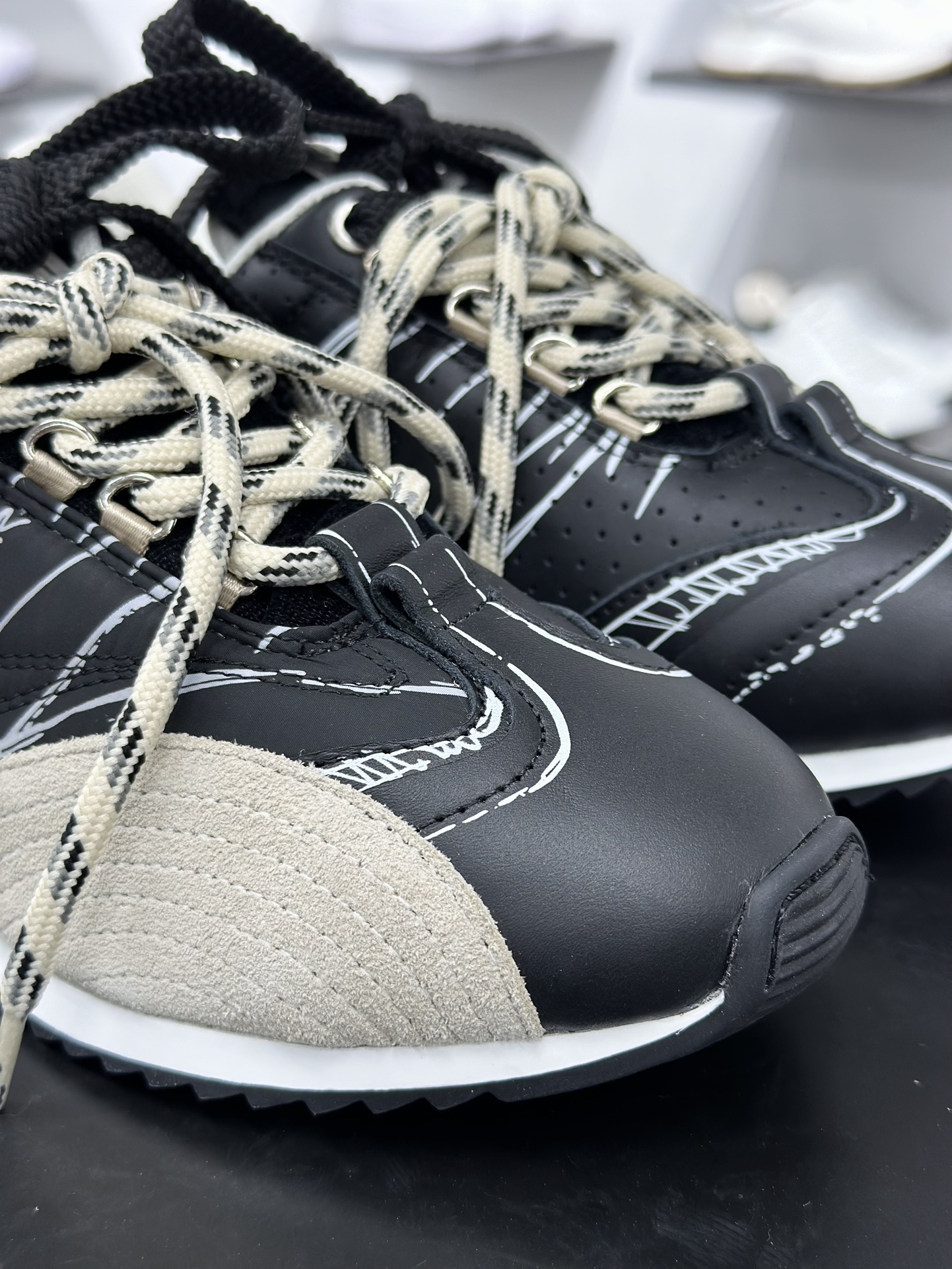400 迪奥/ Dior D-Sketch Sneakers”Dior Paris”素描系列低帮板鞋“黑灰银素描” KCK427MPA_S900