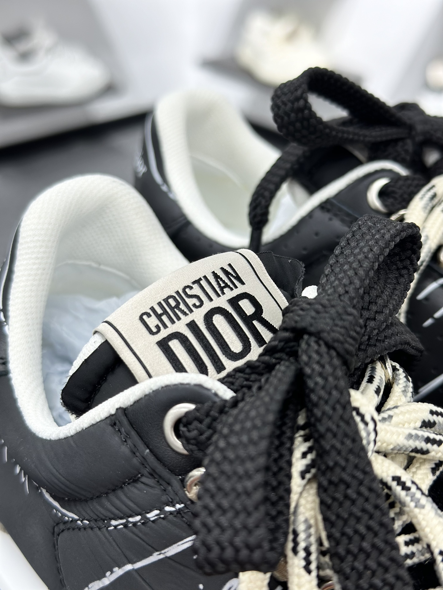 400 迪奥/ Dior D-Sketch Sneakers”Dior Paris”素描系列低帮板鞋“黑灰银素描” KCK427MPA_S900