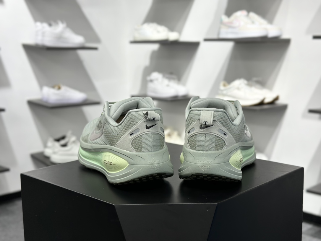 180 耐克Nike Vomero 18 ZoomX”Overview”佛莫罗18代系列低帮跑步鞋“灰绿” HM6803-002