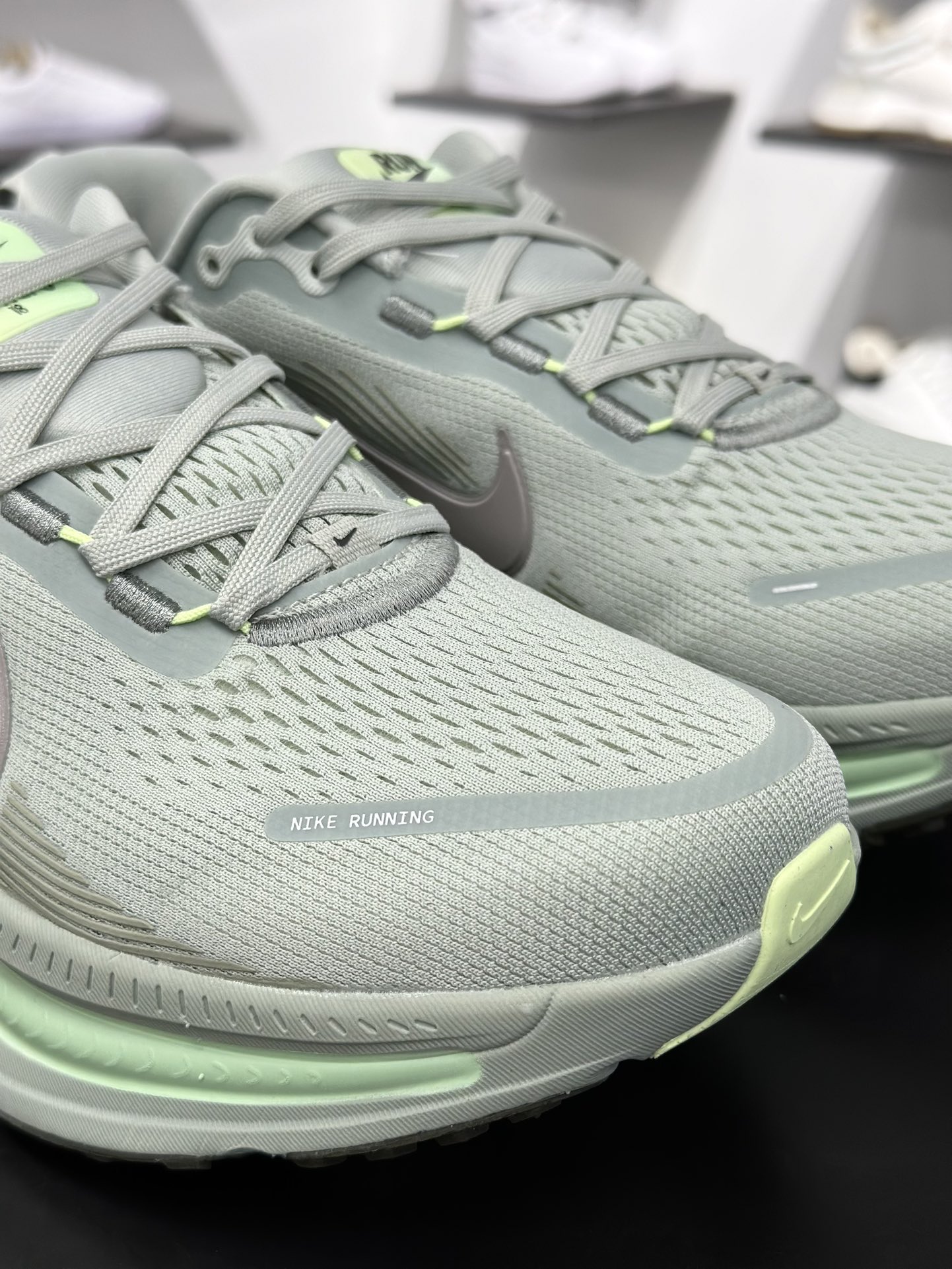 180 耐克Nike Vomero 18 ZoomX”Overview”佛莫罗18代系列低帮跑步鞋“灰绿” HM6803-002