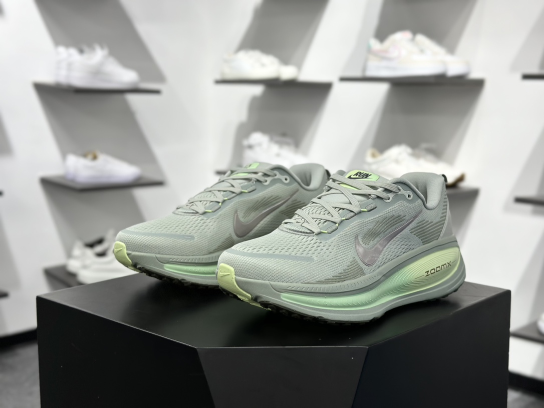 180 耐克Nike Vomero 18 ZoomX”Overview”佛莫罗18代系列低帮跑步鞋“灰绿” HM6803-002