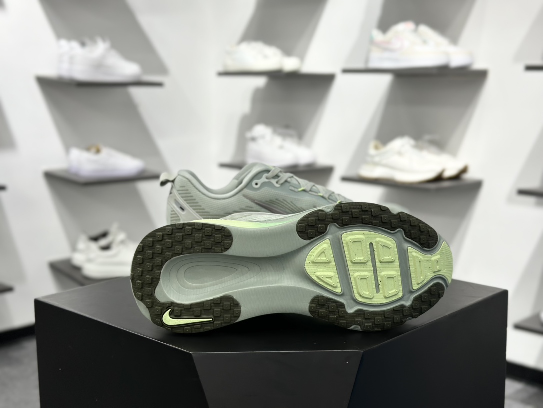 180 耐克Nike Vomero 18 ZoomX”Overview”佛莫罗18代系列低帮跑步鞋“灰绿” HM6803-002