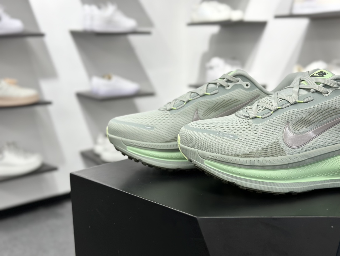 180 耐克Nike Vomero 18 ZoomX”Overview”佛莫罗18代系列低帮跑步鞋“灰绿” HM6803-002