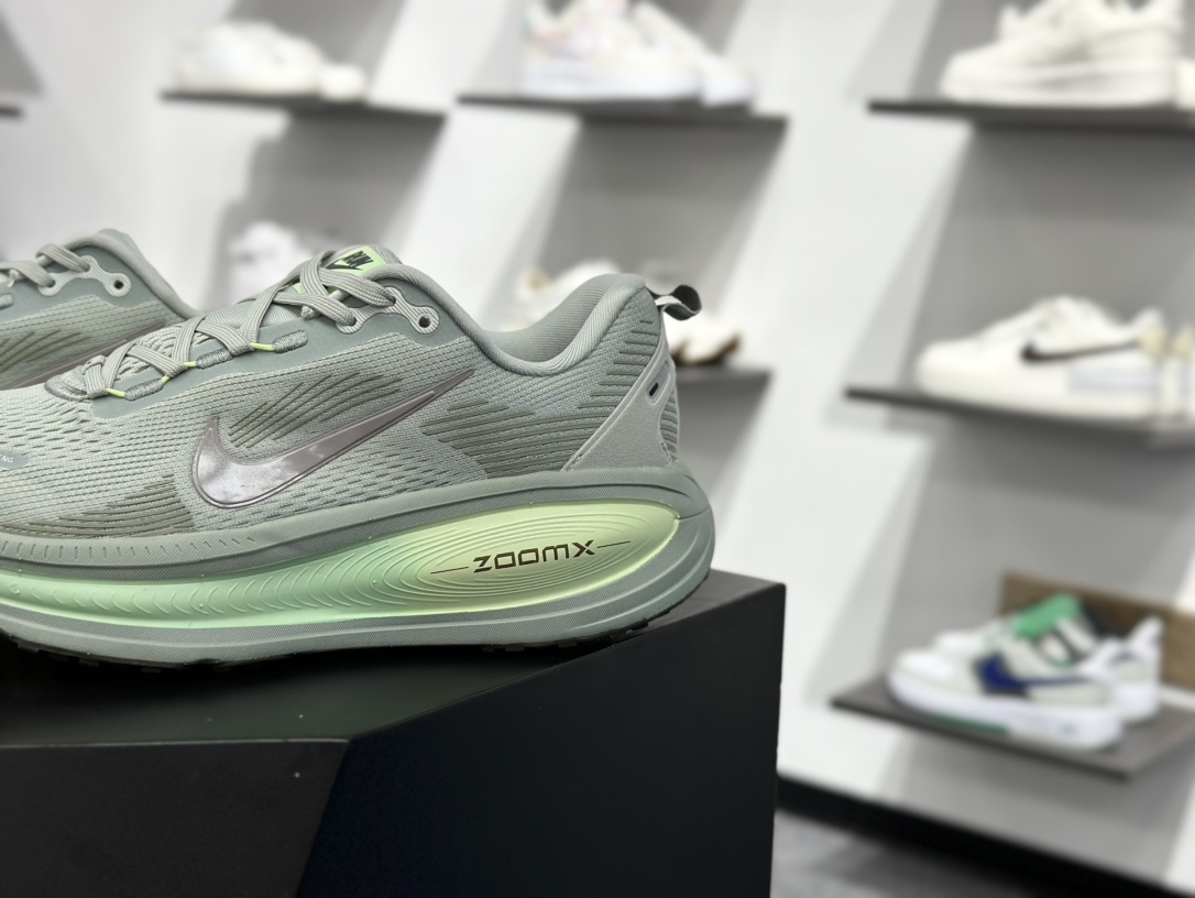 180 耐克Nike Vomero 18 ZoomX”Overview”佛莫罗18代系列低帮跑步鞋“灰绿” HM6803-002
