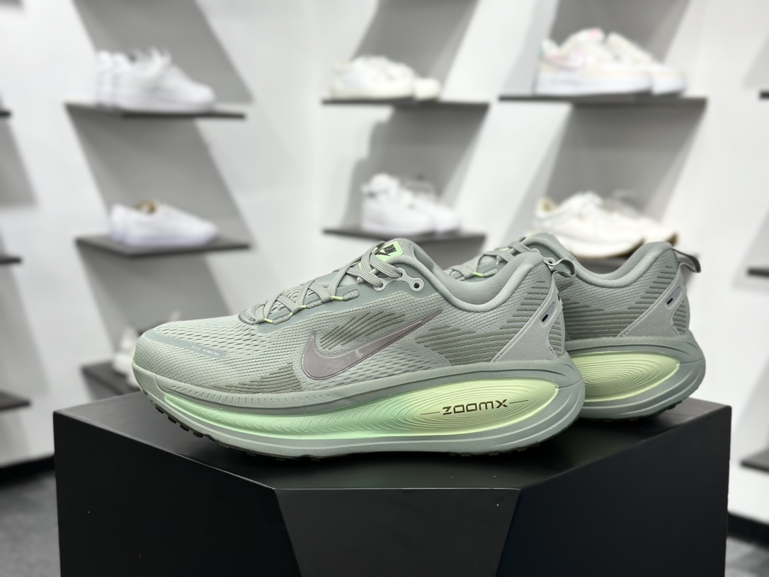 180 耐克Nike Vomero 18 ZoomX”Overview”佛莫罗18代系列低帮跑步鞋“灰绿” HM6803-002