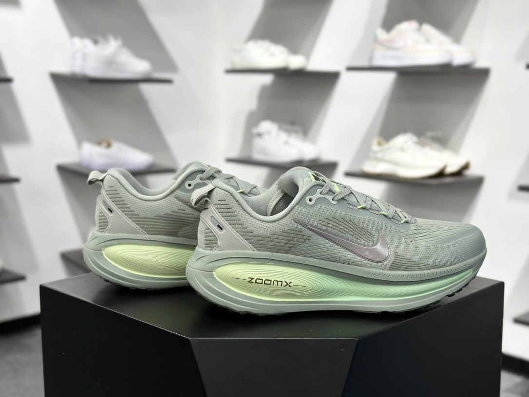 180 耐克Nike Vomero 18 ZoomX”Overview”佛莫罗18代系列低帮跑步鞋“灰绿” HM6803-002